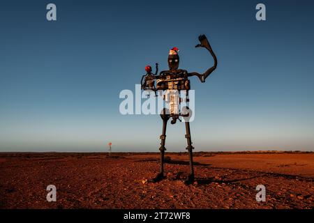 Lustiger Weihnachtsmann-Roboter im abgelegenen Mutonia Sculpture Park in South Australia. Stockfoto