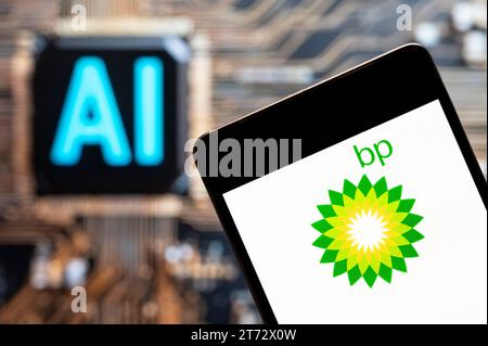 In dieser Fotoabbildung wird das Logo der British Petroleum Company plc, bekannt als BP plc (LON: BP), auf einem Smartphone mit einem Chip für künstliche Intelligenz (KI) und einem Symbol im Hintergrund angezeigt. (Foto von Budrul Chukrut / SOPA Images/SIPA USA) *** ausschließlich für redaktionelle Nachrichtenzwecke *** Stockfoto