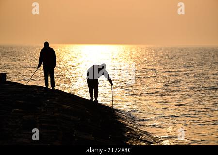 (231113) – NANJING, 13. November 2023 (Xinhua) – Mitarbeiter patrouillieren am Hongze-See-Deich in Huai'an, ostchinesische Provinz Jiangsu, 8. November 2023. Das Hongze Lake Berigation System in der östlichen Provinz Jiangsu ist ein Bewässerungsgebiet für Wasserspeicher. Seit der Östlichen Han-Dynastie (25–220) haben alte Menschen Wasser für Bewässerung und Landwirtschaft umgeleitet. Das Bewässerungssystem, das 2023 zum Weltkulturerbe der Bewässerungsstrukturen (WHIS) erklärt wurde, bewässert heute noch Ackerland. (Xinhua/Ji Chunpeng) Stockfoto