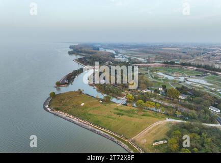 (231113) -- NANJING, 13. November 2023 (Xinhua) -- dieses Luftbild, aufgenommen am 8. November 2023, zeigt einen Blick auf den Hongze-See in Huai'an, ostchinesische Provinz Jiangsu. Das Hongze Lake Berigation System in der östlichen Provinz Jiangsu ist ein Bewässerungsgebiet für Wasserspeicher. Seit der Östlichen Han-Dynastie (25–220) haben alte Menschen Wasser für Bewässerung und Landwirtschaft umgeleitet. Das Bewässerungssystem, das 2023 zum Weltkulturerbe der Bewässerungsstrukturen (WHIS) erklärt wurde, bewässert heute noch Ackerland. (Xinhua/Ji Chunpeng) Stockfoto