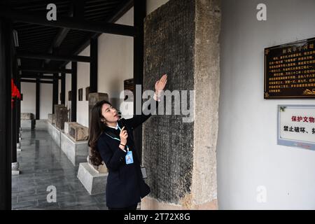 (231113) -- NANJING, 13. November 2023 (Xinhua) -- Ein Arbeiter interpretiert eine steinerne Inschrift der Hongze-Lake-Regierung in der Ming-Dynastie (1368-1644) in Huai'an, ostchinesischer Provinz Jiangsu, 9. November 2023. Das Hongze Lake Berigation System in der östlichen Provinz Jiangsu ist ein Bewässerungsgebiet für Wasserspeicher. Seit der Östlichen Han-Dynastie (25–220) haben alte Menschen Wasser für Bewässerung und Landwirtschaft umgeleitet. Das Bewässerungssystem, das 2023 zum Weltkulturerbe der Bewässerungsstrukturen (WHIS) erklärt wurde, bewässert heute noch Ackerland. (Xinhua/Ji Chunpeng) Stockfoto