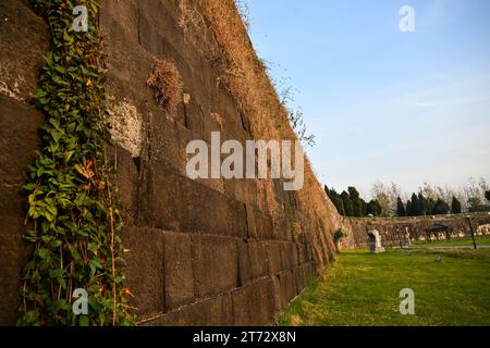 (231113) -- NANJING, 13. November 2023 (Xinhua) -- dieses Foto vom 8. November 2023 zeigt eine historische Steinmauer, ein Teil des Hongze Lake Bewässerungssystems in Huai'an, ostchinesischer Provinz Jiangsu. Das Hongze Lake Berigation System in der östlichen Provinz Jiangsu ist ein Bewässerungsgebiet für Wasserspeicher. Seit der Östlichen Han-Dynastie (25–220) haben alte Menschen Wasser für Bewässerung und Landwirtschaft umgeleitet. Das Bewässerungssystem, das 2023 zum Weltkulturerbe der Bewässerungsstrukturen (WHIS) erklärt wurde, bewässert heute noch Ackerland. (Xinhua/Ji Chunpeng) Stockfoto