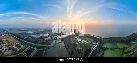 (231113) -- NANJING, 13. November 2023 (Xinhua) -- dieses Luftfoto, aufgenommen am 8. November 2023, zeigt einen Blick auf den Hongze-See in Huai'an, Ostchinas Provinz Jiangsu. Das Hongze Lake Berigation System in der östlichen Provinz Jiangsu ist ein Bewässerungsgebiet für Wasserspeicher. Seit der Östlichen Han-Dynastie (25–220) haben alte Menschen Wasser für Bewässerung und Landwirtschaft umgeleitet. Das Bewässerungssystem, das 2023 zum Weltkulturerbe der Bewässerungsstrukturen (WHIS) erklärt wurde, bewässert heute noch Ackerland. (Xinhua/Ji Chunpeng) Stockfoto