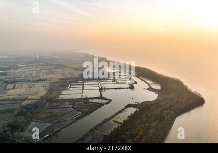 (231113) -- NANJING, 13. November 2023 (Xinhua) -- dieses Luftbild, aufgenommen am 8. November 2023, zeigt einen Blick auf den Hongze-See in Huai'an, ostchinesische Provinz Jiangsu. Das Hongze Lake Berigation System in der östlichen Provinz Jiangsu ist ein Bewässerungsgebiet für Wasserspeicher. Seit der Östlichen Han-Dynastie (25–220) haben alte Menschen Wasser für Bewässerung und Landwirtschaft umgeleitet. Das Bewässerungssystem, das 2023 zum Weltkulturerbe der Bewässerungsstrukturen (WHIS) erklärt wurde, bewässert heute noch Ackerland. (Xinhua/Ji Chunpeng) Stockfoto