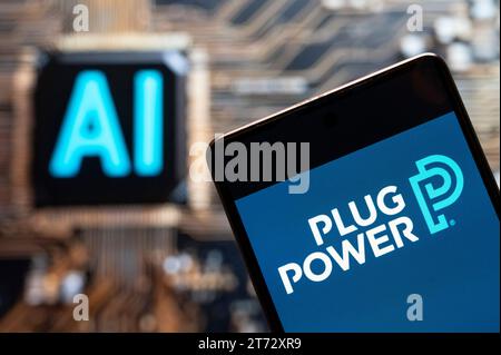 In dieser Fotoabbildung hat das amerikanische Unternehmen Wasserstoff-Brennstoffzellensysteme entwickelt, die herkömmliche Batterien in Geräten ersetzen. Das Power Plug-Logo (NASDAQ: PLUG) wird auf einem Smartphone mit einem KI-Chip und einem Symbol im Hintergrund angezeigt. Stockfoto