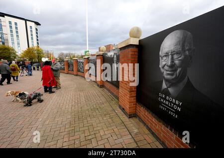 Ein Bild von Sir Bobby Charlton, der im Oktober im Alter von 86 Jahren vor Old Trafford in Manchester starb. Charlton erzielte 249 Tore für Manchester United und half ihnen, drei Meistertitel, einen FA Cup und den Europapokal 1968 zu gewinnen. Auf internationaler Ebene war er Teil der englischen Mannschaft, die 1966 die Weltmeisterschaft gewann. Bilddatum: Montag, 13. November 2023. Stockfoto