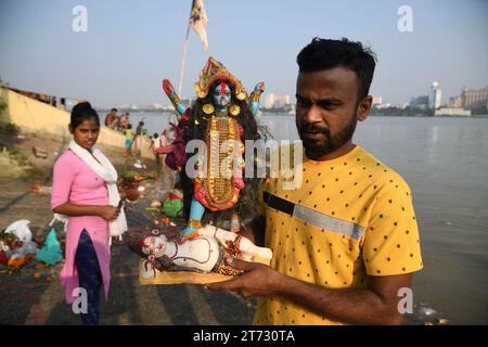 Kalkutta, Indien. November 2023. Kali-Idol-Eintauchen in den Ganges. Die Anbetung der Göttin Kali, die im Herbst aus Lehm hergestellt und mit anderen Materialien verziert wird, ist ein alltägiges Hindufest. Die Kali Puja soll alle negativen Energien löschen und spirituellen Fortschritt im Hinduismus begrüßen. Es wurde am 12. November 2023 oder am 27. Kartika 1430 gefeiert. (Foto: Biswarup Ganguly/Pacific Press) Credit: Pacific Press Media Production Corp./Alamy Live News Stockfoto