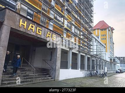 Die ehemalige Fabrik der Bremer Kaffee-Handels-Aktiengesellschaft Kaffee HAG am Fabrikenufer in Bremen-Walle. Die Firma wurde 1906 vom Bremer Kaufmann Ludwig Roselius zusammen mit anderen Großhändlern gegründet. Der koffeinfreie Schonkaffee kam 1907 auf den Markt. Der Sohn des Gründers verkaufte das Unternehmen 1979 an General Foods später Kraft Foods, dann Mondelez genannt. Seit 2015 gehört die HAG-Produktion zu Jacobs Douwe Egberts JDE, einer gemeinsamen Gründung von Mondelez mit D.E. Master Blenders 1753. Der einstige Kaffee HAG firmiert inzwischen als CafÃ HAG. *** Die ehemalige Fabrik von br Stockfoto