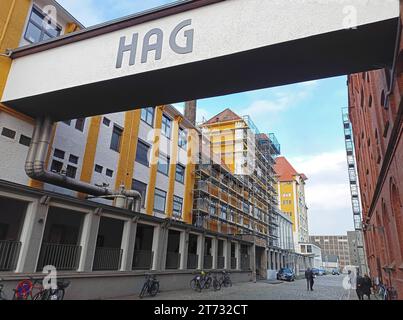 Die ehemalige Fabrik der Bremer Kaffee-Handels-Aktiengesellschaft Kaffee HAG am Fabrikenufer in Bremen-Walle. Die Firma wurde 1906 vom Bremer Kaufmann Ludwig Roselius zusammen mit anderen Großhändlern gegründet. Der koffeinfreie Schonkaffee kam 1907 auf den Markt. Der Sohn des Gründers verkaufte das Unternehmen 1979 an General Foods später Kraft Foods, dann Mondelez genannt. Seit 2015 gehört die HAG-Produktion zu Jacobs Douwe Egberts JDE, einer gemeinsamen Gründung von Mondelez mit D.E. Master Blenders 1753. Der einstige Kaffee HAG firmiert inzwischen als CafÃ HAG. *** Die ehemalige Fabrik von br Stockfoto