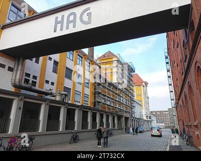 Die ehemalige Fabrik der Bremer Kaffee-Handels-Aktiengesellschaft Kaffee HAG am Fabrikenufer in Bremen-Walle. Die Firma wurde 1906 vom Bremer Kaufmann Ludwig Roselius zusammen mit anderen Großhändlern gegründet. Der koffeinfreie Schonkaffee kam 1907 auf den Markt. Der Sohn des Gründers verkaufte das Unternehmen 1979 an General Foods später Kraft Foods, dann Mondelez genannt. Seit 2015 gehört die HAG-Produktion zu Jacobs Douwe Egberts JDE, einer gemeinsamen Gründung von Mondelez mit D.E. Master Blenders 1753. Der einstige Kaffee HAG firmiert inzwischen als CafÃ HAG. *** Die ehemalige Fabrik von br Stockfoto