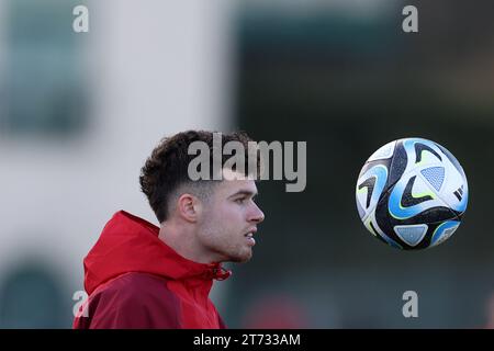 Cardiff, Großbritannien. November 2023. Neco Williams aus Wales während des Trainings der walisischen Fußballmannschaft in Hensol, Vale of Glamorgan in Südwales am Montag, den 13. November 2023. Das Team trainiert vor den Qualifikationsspielen zur UEFA Euro 2024 gegen Armenien und die Türkei in diesem Monat. bild von Andrew Orchard/Andrew Orchard Sportfotografie/Alamy Live News Credit: Andrew Orchard Sportfotografie/Alamy Live News Stockfoto