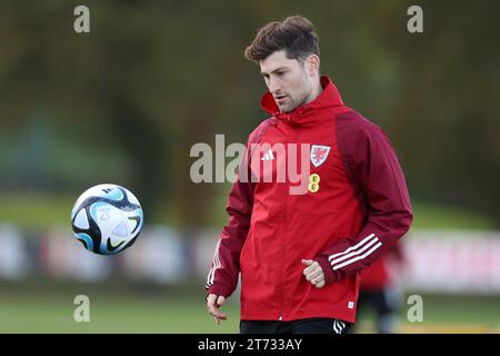 Cardiff, Großbritannien. November 2023. Ben Davies aus Wales während des Trainings der walisischen Fußballmannschaft in Hensol, Vale of Glamorgan in Südwales am Montag, den 13. November 2023. Das Team trainiert vor den Qualifikationsspielen zur UEFA Euro 2024 gegen Armenien und die Türkei in diesem Monat. bild von Andrew Orchard/Andrew Orchard Sportfotografie/Alamy Live News Credit: Andrew Orchard Sportfotografie/Alamy Live News Stockfoto