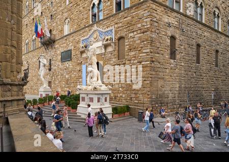 Florenz, Italien: Palazzo Vecchio mit Statuen von Herkules und Kakus und David aus der Loggia dei Lanzi Stockfoto