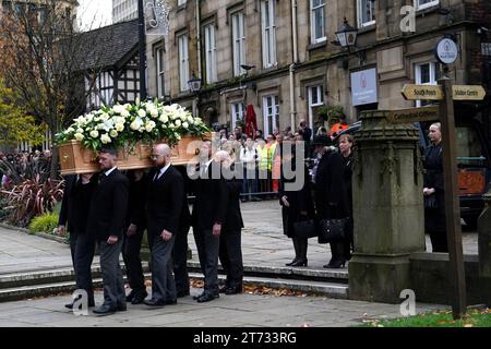 Der Sarg von Sir Bobby Charlton wird vor der Beerdigung von Sargträgern in die Kathedrale von Manchester getragen. Sir Bobby Charlton starb im Oktober im Alter von 86 Jahren. Charlton erzielte 249 Tore für Manchester United und half ihnen, drei Meistertitel, einen FA Cup und den Europapokal 1968 zu gewinnen. Auf internationaler Ebene war er Teil der englischen Mannschaft, die 1966 die Weltmeisterschaft gewann. Bilddatum: Montag, 13. November 2023. Stockfoto