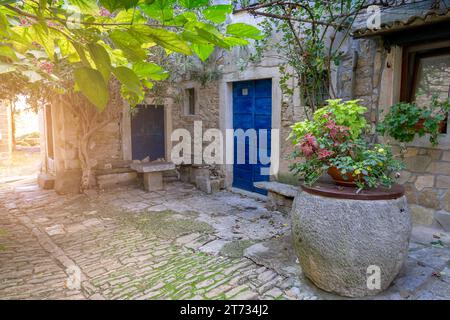 Das charmante kleine Dorf in Kroatien heißt die istrische Toskana mit Steinmauern und schönen Türen und Fenstern. Stockfoto