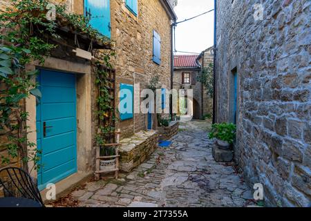 Das charmante kleine Dorf in Kroatien heißt die istrische Toskana mit Steinmauern und schönen Türen und Fenstern. Stockfoto