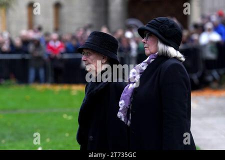 Norma Ball (links), Ehefrau von Sir Bobby Charlton, trifft vor der Beerdigung in der Kathedrale von Manchester ein. Sir Bobby Charlton starb im Oktober im Alter von 86 Jahren. Charlton erzielte 249 Tore für Manchester United und half ihnen, drei Meistertitel, einen FA Cup und den Europapokal 1968 zu gewinnen. Auf internationaler Ebene war er Teil der englischen Mannschaft, die 1966 die Weltmeisterschaft gewann. Bilddatum: Montag, 13. November 2023. Stockfoto