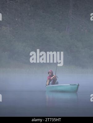 Junge Angeln auf dem See Stockfoto