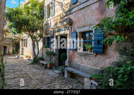 Das charmante kleine Dorf in Kroatien heißt die istrische Toskana mit Steinmauern und schönen Türen und Fenstern. Stockfoto