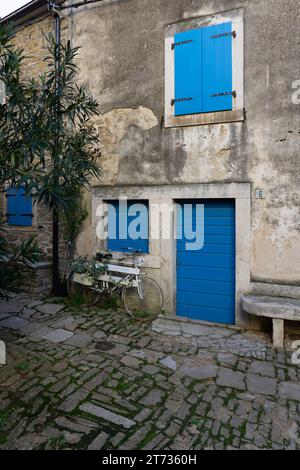 Das charmante kleine Dorf in Kroatien heißt die istrische Toskana mit Steinmauern und schönen Türen und Fenstern. Stockfoto