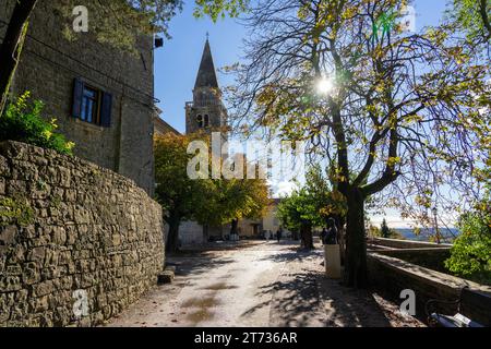 Das charmante kleine Dorf in Kroatien heißt die istrische Toskana mit Steinmauern und schönen Türen und Fenstern. Stockfoto