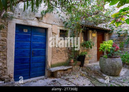 Das charmante kleine Dorf in Kroatien heißt die istrische Toskana mit Steinmauern und schönen Türen und Fenstern. Stockfoto