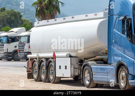 Kraftfahrzeugtankschiffe, die Kraftstoff transportieren, technischer Halt auf dem Parkplatz Stockfoto