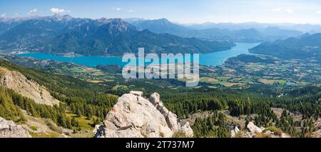 Serre-Poncon Lake im Sommer vom Ecrins National Park (Chabrieres Needles). Erhöhter Panoramablick auf das Durance Valley (Alpen). Hautes-Alpes, Frankreich Stockfoto