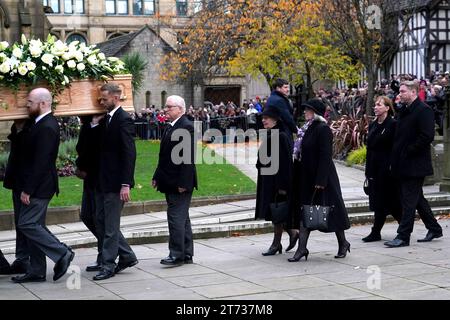 Der Sarg von Sir Bobby Charlton wird von Sargträgern in die Kathedrale von Manchester getragen, als die Ehefrau von Sir Bobby Charlton, Norma Ball (Mitte), hinter der Beerdigung folgt. Sir Bobby Charlton starb im Oktober im Alter von 86 Jahren. Charlton erzielte 249 Tore für Manchester United und half ihnen, drei Meistertitel, einen FA Cup und den Europapokal 1968 zu gewinnen. Auf internationaler Ebene war er Teil der englischen Mannschaft, die 1966 die Weltmeisterschaft gewann. Bilddatum: Montag, 13. November 2023. Stockfoto