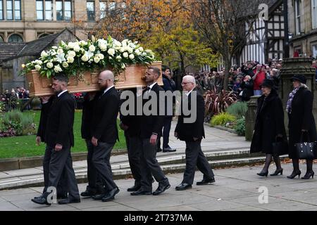 Der Sarg von Sir Bobby Charlton wird von Sargträgern in die Kathedrale von Manchester getragen, als die Ehefrau von Sir Bobby Charlton, Norma Ball (zweite rechts), hinter der Beerdigung folgt. Sir Bobby Charlton starb im Oktober im Alter von 86 Jahren. Charlton erzielte 249 Tore für Manchester United und half ihnen, drei Meistertitel, einen FA Cup und den Europapokal 1968 zu gewinnen. Auf internationaler Ebene war er Teil der englischen Mannschaft, die 1966 die Weltmeisterschaft gewann. Bilddatum: Montag, 13. November 2023. Stockfoto