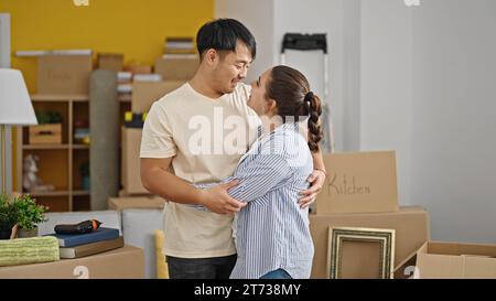 Mann und Frau Paar lächeln selbstbewusst umarmen einander in neuem Zuhause Stockfoto