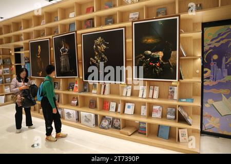 SHANGHAI, CHINA - 12. NOVEMBER 2023 - Leser lesen in der Shanghai Book Mall in Shanghai, China, 12. November 2023. Stockfoto