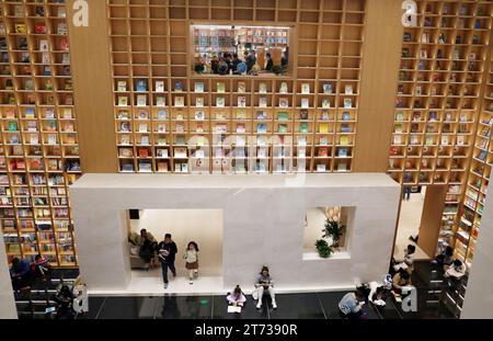 SHANGHAI, CHINA - 12. NOVEMBER 2023 - Leser lesen in der Shanghai Book Mall in Shanghai, China, 12. November 2023. Stockfoto