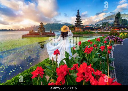 Touristenbesuch am Pura ulun danu bratan Tempel in Bali, Indonesien. Stockfoto