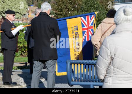 Ein Standardträger der Royal British Legion an einem Kriegsdenkmal zum Jahrestag des Sieges in Europa. Stockfoto