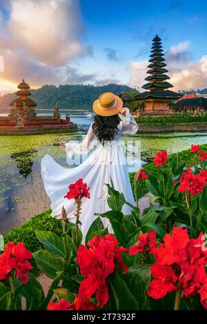 Touristenbesuch am Pura ulun danu bratan Tempel in Bali, Indonesien. Stockfoto