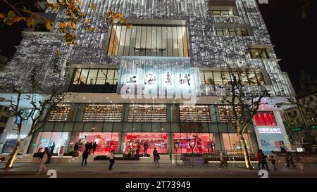 SHANGHAI, CHINA - 12. NOVEMBER 2023 - Leser lesen in der Shanghai Book Mall in Shanghai, China, 12. November 2023. Stockfoto