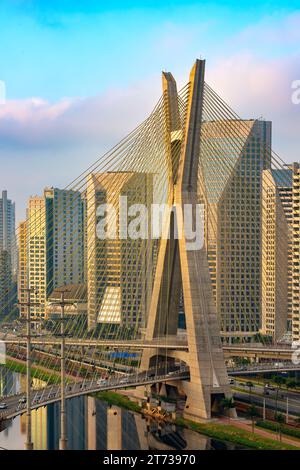 Blick auf die Octavio Frias de Oliveira Brücke in Sao Paulo, Brasilien Stockfoto