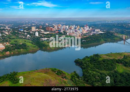 Aus der Vogelperspektive auf die paraguayische Stadt Ciudad del Este und die Freundschaftsbrücke, die Paraguay und Brasilien durch die Grenze über den Fluss Parana verbindet. Stockfoto