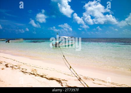 Klares Wasser und weißer Sand am Hauptstrand der Insel San Andres, Kolumbien Stockfoto