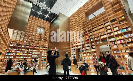 SHANGHAI, CHINA - 12. NOVEMBER 2023 - Leser lesen in der Shanghai Book Mall in Shanghai, China, 12. November 2023. Stockfoto
