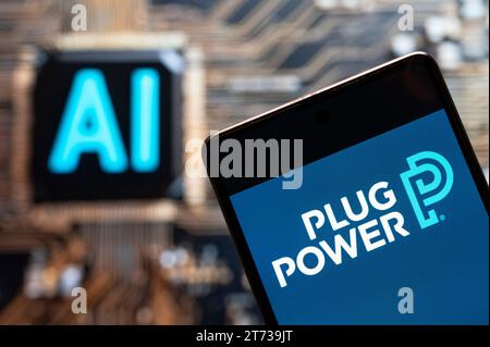 China. November 2023. In dieser Fotoabbildung hat das amerikanische Unternehmen Wasserstoff-Brennstoffzellensysteme entwickelt, die herkömmliche Batterien in Geräten ersetzen. Das Power Plug-Logo (NASDAQ: PLUG) wird auf einem Smartphone mit einem KI-Chip und einem Symbol im Hintergrund angezeigt. (Credit Image: © Budrul Chukrut/SOPA Images via ZUMA Press Wire) NUR REDAKTIONELLE VERWENDUNG! Nicht für kommerzielle ZWECKE! Stockfoto