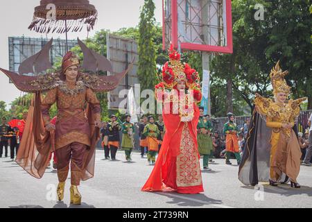 Aceh, Indonesien - November 2023: Acehnese Kulturparade mit verschiedenen Sehenswürdigkeiten und traditioneller Kleidung in der Provinz Aceh. Stockfoto