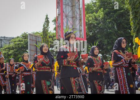 Aceh, Indonesien - November 2023: Acehnese Kulturparade mit verschiedenen Sehenswürdigkeiten und traditioneller Kleidung in der Provinz Aceh. Stockfoto