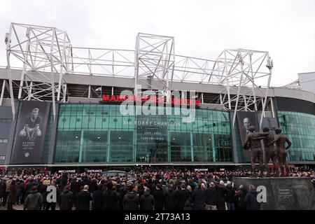 Die Trauerprozession für Sir Bobby Charlton, der im Oktober im Alter von 86 Jahren starb, kommt in Old Trafford, Manchester, vor einer Trauerfeier in der Kathedrale von Manchester an. Charlton erzielte 249 Tore für Manchester United und half ihnen, drei Meistertitel, einen FA Cup und den Europapokal 1968 zu gewinnen. Auf internationaler Ebene war er Teil der englischen Mannschaft, die 1966 die Weltmeisterschaft gewann. Bilddatum: Montag, 13. November 2023. Stockfoto