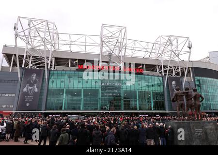 Die Trauerprozession für Sir Bobby Charlton, der im Oktober im Alter von 86 Jahren starb, kommt in Old Trafford, Manchester, vor einer Trauerfeier in der Kathedrale von Manchester an. Charlton erzielte 249 Tore für Manchester United und half ihnen, drei Meistertitel, einen FA Cup und den Europapokal 1968 zu gewinnen. Auf internationaler Ebene war er Teil der englischen Mannschaft, die 1966 die Weltmeisterschaft gewann. Bilddatum: Montag, 13. November 2023. Stockfoto