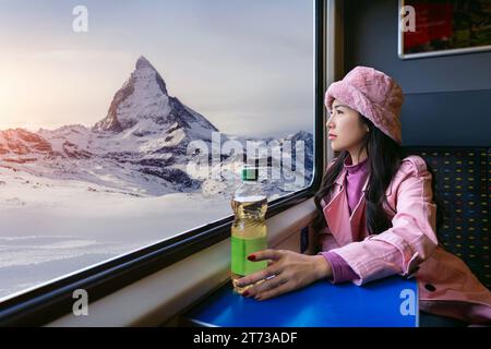 Touristen mit Blick aus dem Fenster genießen das Matterhorn während sie im Zug sitzen, Zermatt in der Schweiz. Stockfoto