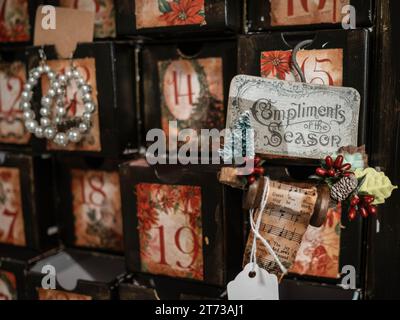 Adventskalender im viktorianischen Stil in einer Weihnachtsdekoration auf dem Banbury Christmas Market im Jahr 2023. Stockfoto