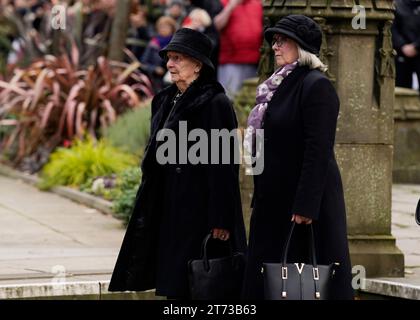 Manchester, Großbritannien. November 2023. Norma Ball Charlton (l) die Ehefrau von Sir Bobby Charlton bei seiner Beerdigung in der Manchester Cathedral, Manchester: Picture Credit: Andrew Yates/Sportimage Credit: Sportimage Ltd/Alamy Live News Stockfoto