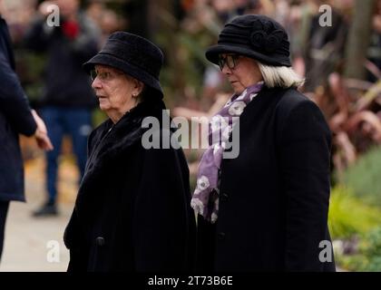 Manchester, Großbritannien. November 2023. Norma Ball Charlton (l) die Ehefrau von Sir Bobby Charlton bei seiner Beerdigung in der Manchester Cathedral, Manchester: Picture Credit: Andrew Yates/Sportimage Credit: Sportimage Ltd/Alamy Live News Stockfoto